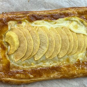 Слойка с яблоком и заварным кремом