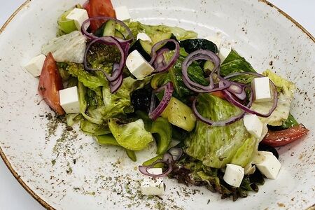 Салат по-гречески с сыром фета