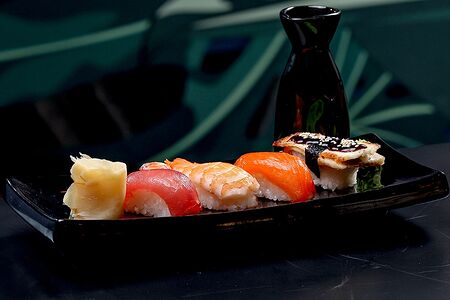 Нигири с лососем