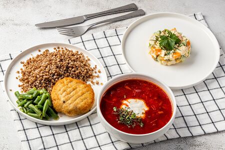 Шницель с гречкой, салат и борщ