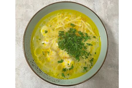 Куриный суп с лапшой и фрикадельками