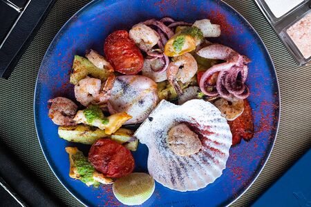 Дары моря с овощами гриль