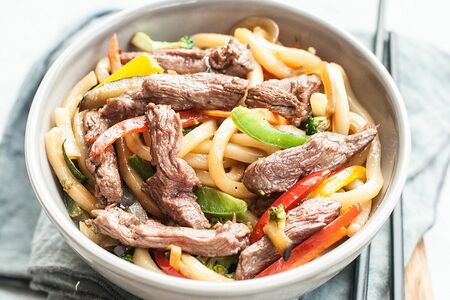 Вок удон с говядиной и овощами