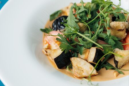 Салат с хрустящим баклажаном