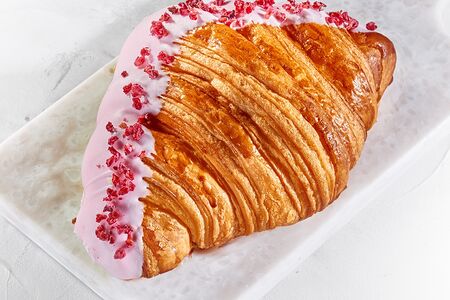 Кремовый круассан с малиновой начинкой