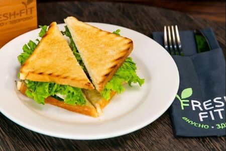 Сэндвич с курицей и соусом цезарь