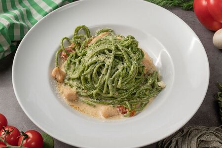 Спагетти с курицей и вялеными томатами