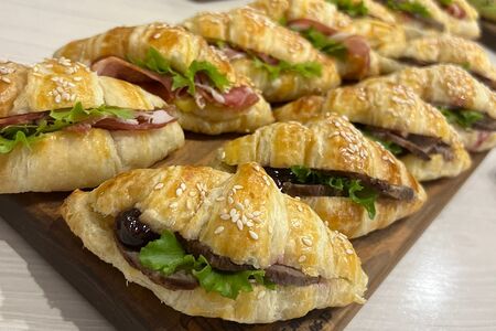 Круассаны с сыровяленой уткой