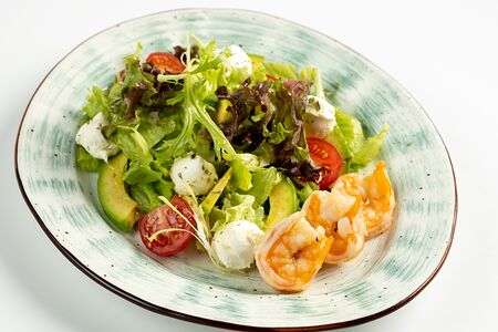 Салат с креветками авокадо и руколой