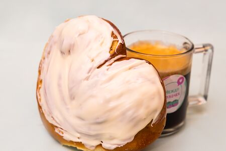 Булочка с корицей, ванильным кремом и белым шоколадом