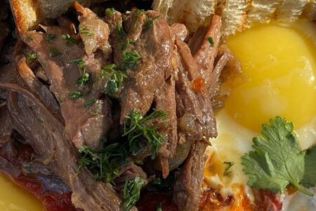 Шакшука с томленой говядиной