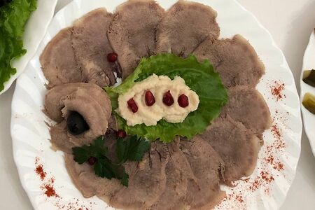 Отварной язык с хреном