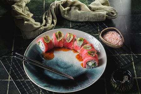 Ролл с тунцом и соусом ораз