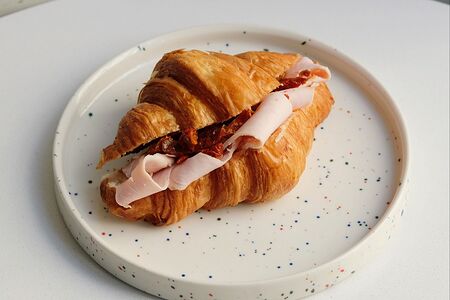 Круассан с индейкой, вялеными томатами и крем-чиз