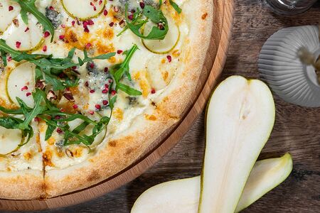 Пицца Груша, горгонзола с орехом пекан