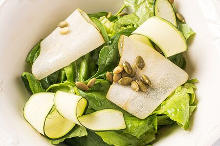 Зеленый салат с авокадо