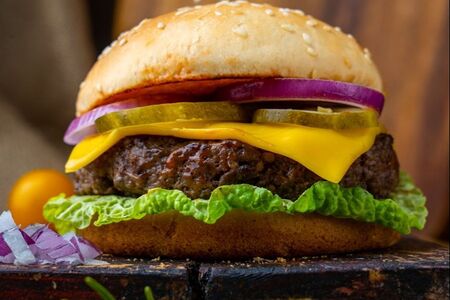 Чизбургер с двойным сыром