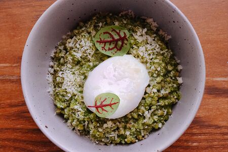 Зеленая гречка с пармезаном, яйцом пашот и кремом из петрушки