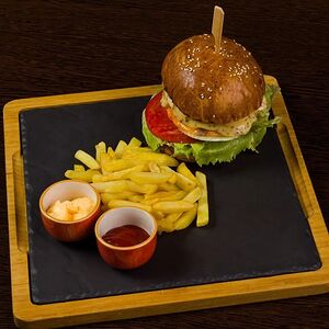 Бургер Фирменный с картофелем фри