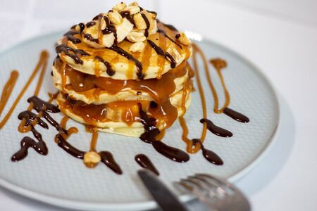 Панкейки с бананом, шоколадным соусом и соленой карамелью