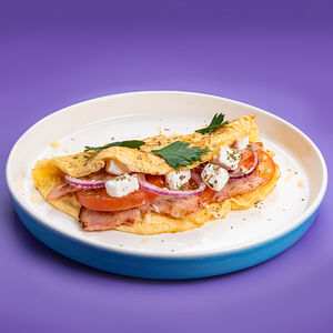 Омлет с сыром, помидорами и ветчиной