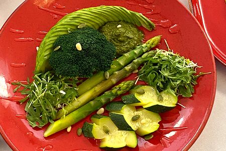 Теплый салат со спаржей и авокадо