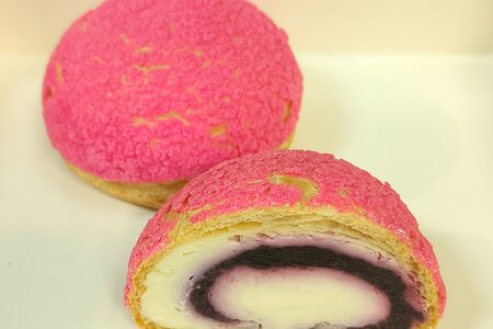 Пирожное Шу с заварным кремом и лесными ягодами