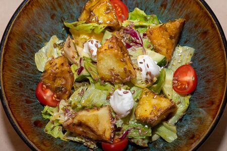 Салат с хрустящими баклажанами и сыром