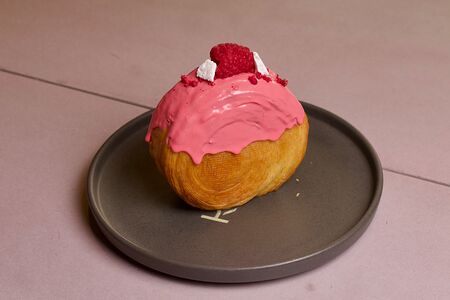 Круглый круассан малина-личи