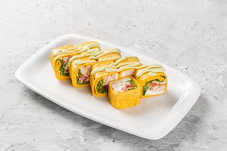 Цезарь с курицей в тортилье