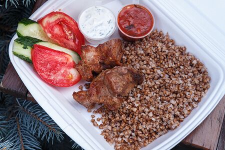 Свинина с гречкой, помидор, огурец