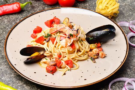 Спагетти с дарами моря