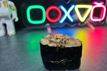 Гункан с угрем спайси