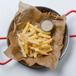 Картофель фри с сыром пармезан и грибным соусом