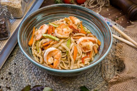 Удон с креветкой в соусе терияки