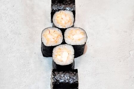 Ролл со спайси креветкой