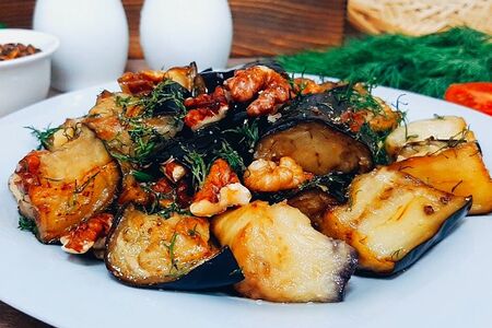 Баклажаны жареные с чесноком и грецким орехом