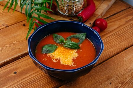 Томатный крем-суп с моцареллой