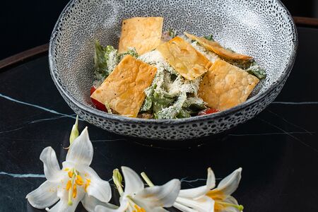 Теплый салат с курицей и пармезаном