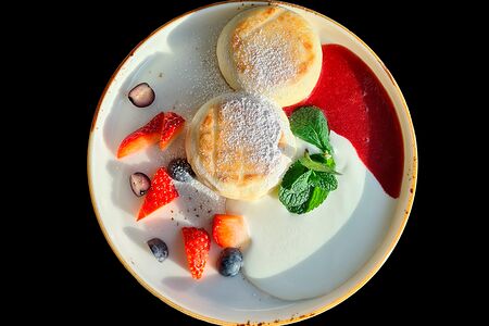 Сырники со сметаной и клубничным соусом