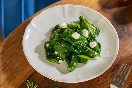 Свежий шпинат, обжаренный с сыром фета