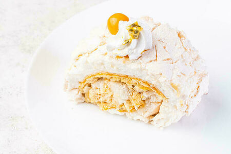 Рулет меренговый манго-маракуйя