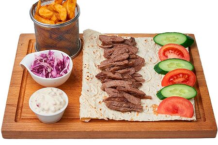 Шаурма с телятиной на тарелке