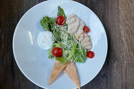 Салат Цезарь с цыпленком