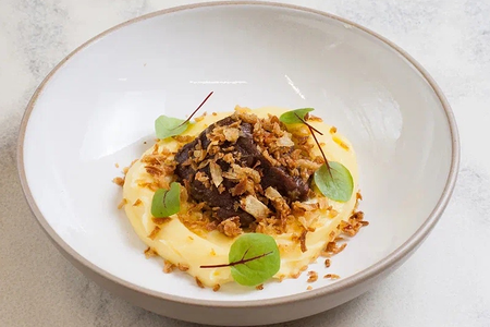 Телячьи щечки с картофельным пюре