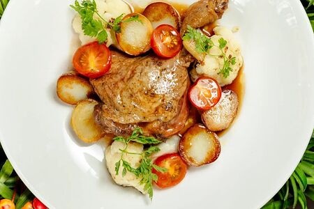 Утиная ножка конфи с овощами