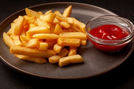 Фри с красным соусом