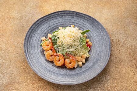 Салат Цезарь с креветками