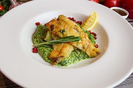 Филе сибаса под соусом из шпината