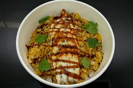 Угорь с рисом и устричным соусом